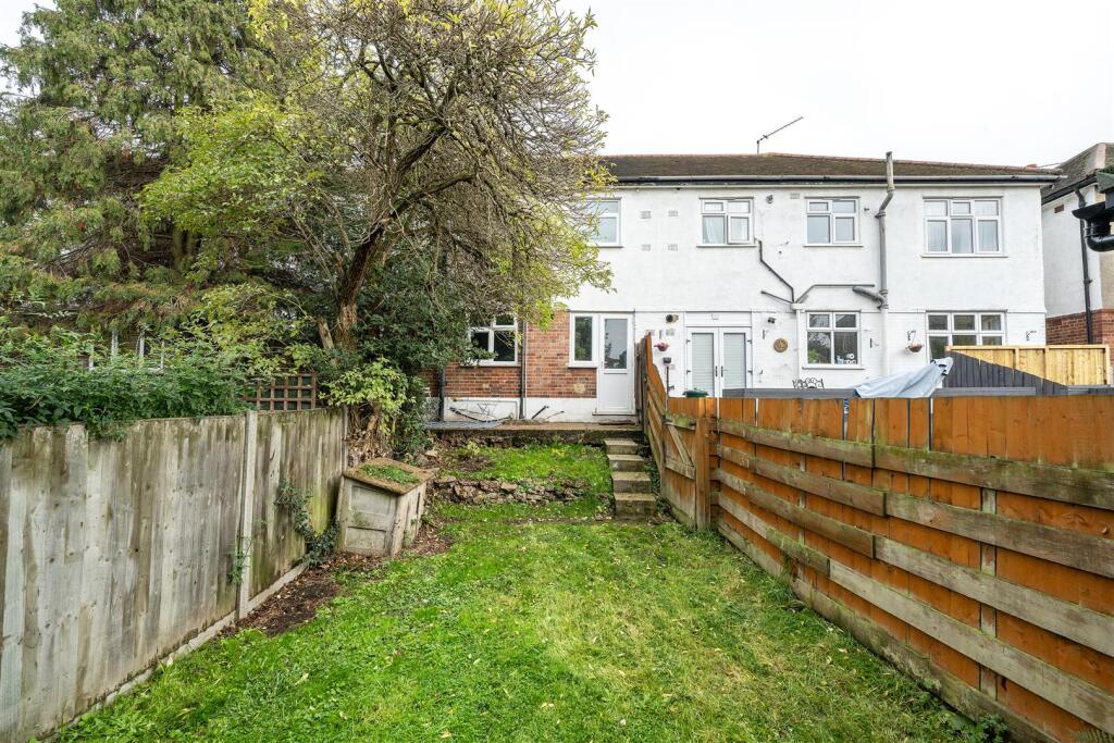 Onslow Gardens, E18