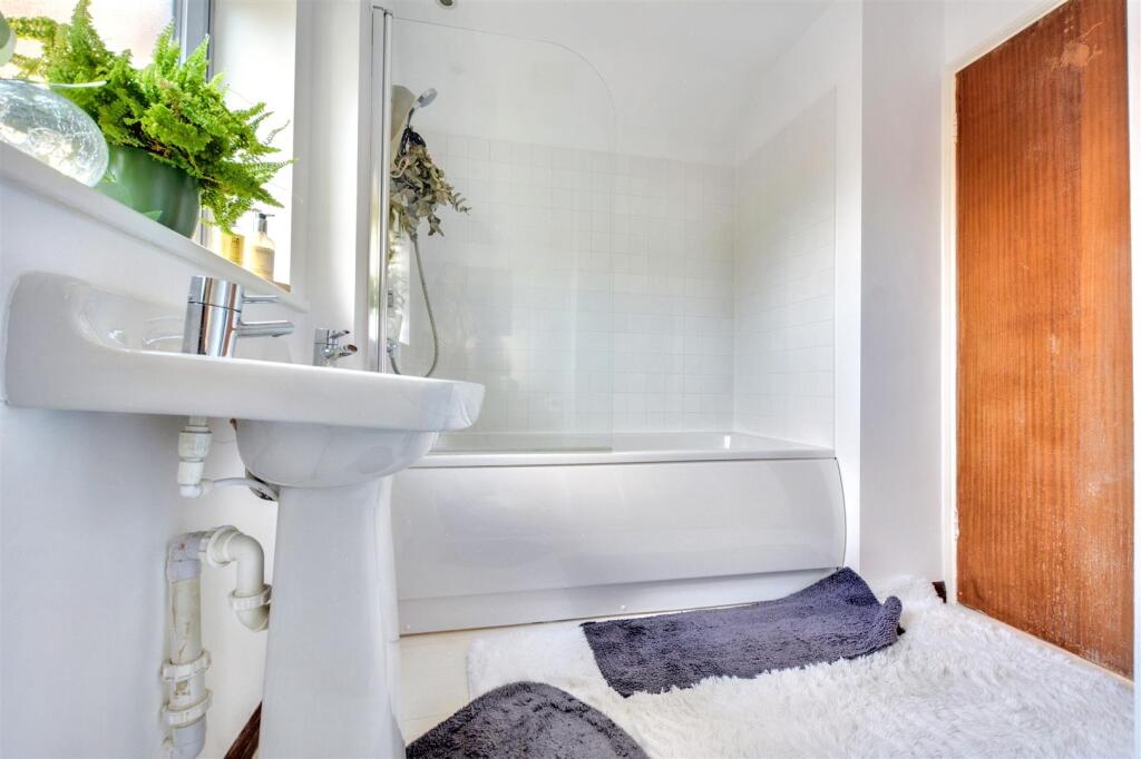 Bathroom_3.jpeg