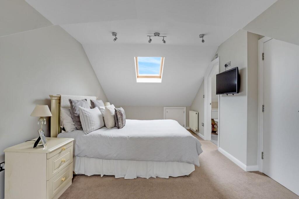 12-2905JHPropWpen - 44 Avenue Road - 34-medium.jpg