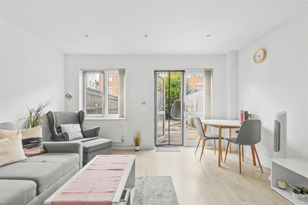 37 Bartlett Place, HP12 3ER-7.jpg