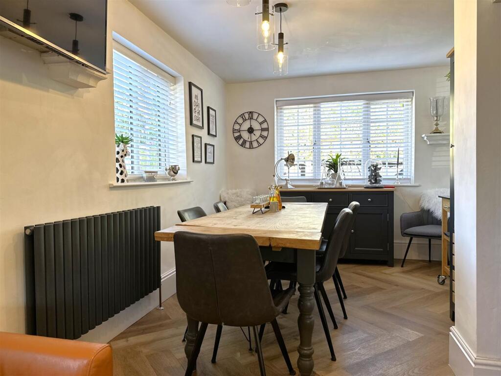 Dual-Aspect Dining Room 305