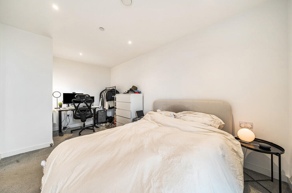 1365712-3-68f2558...