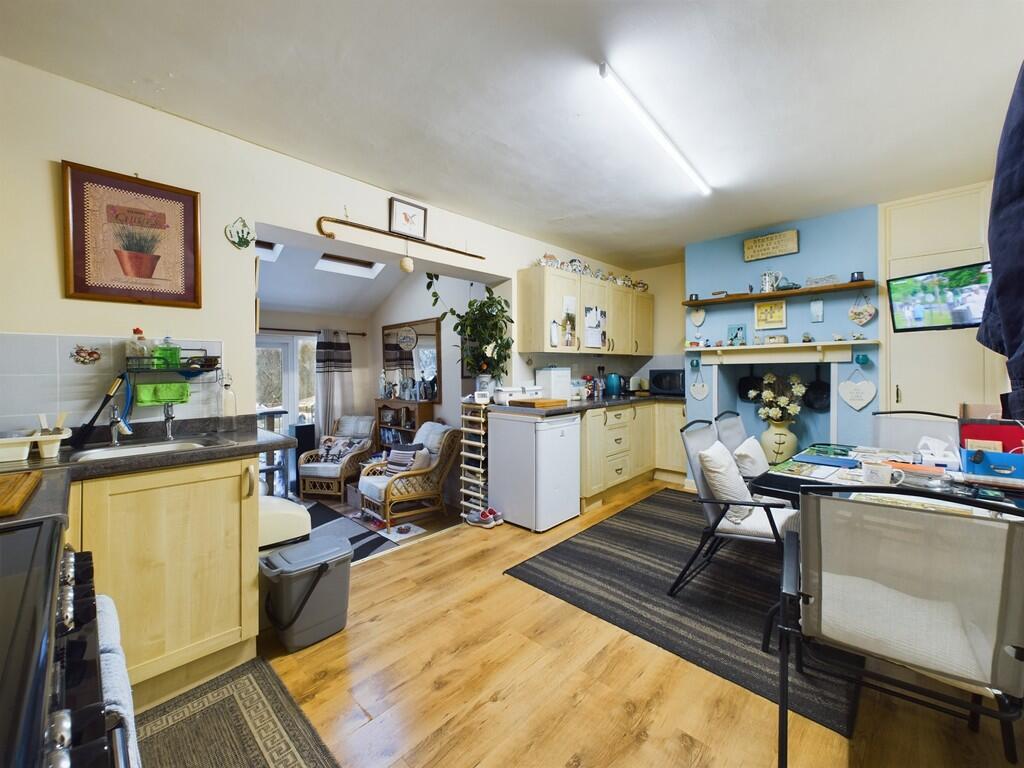 CAM03974G0-PR0085...