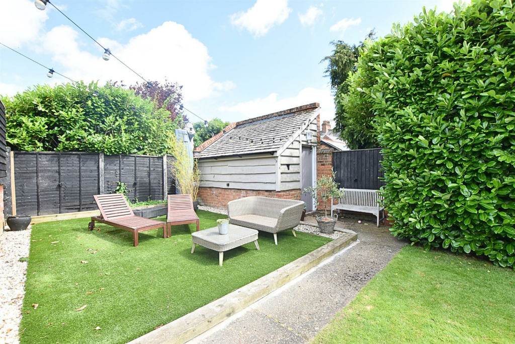 REAR LANDING/SITTING AREA