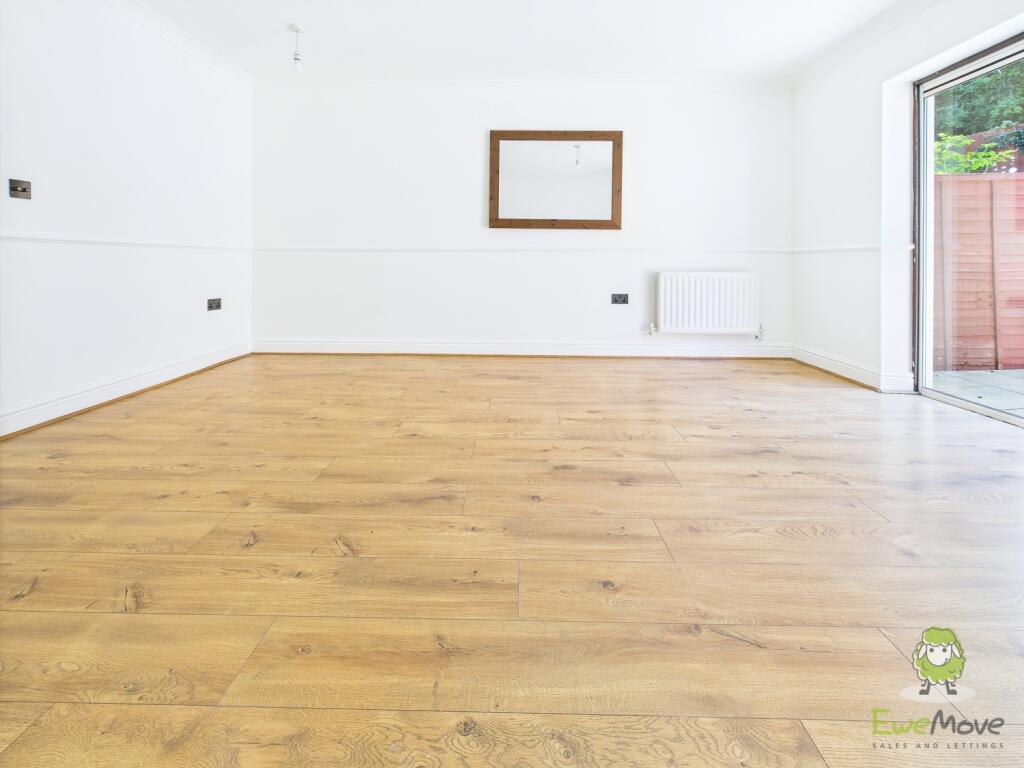 CAM01543G0-PR0147-STILL006