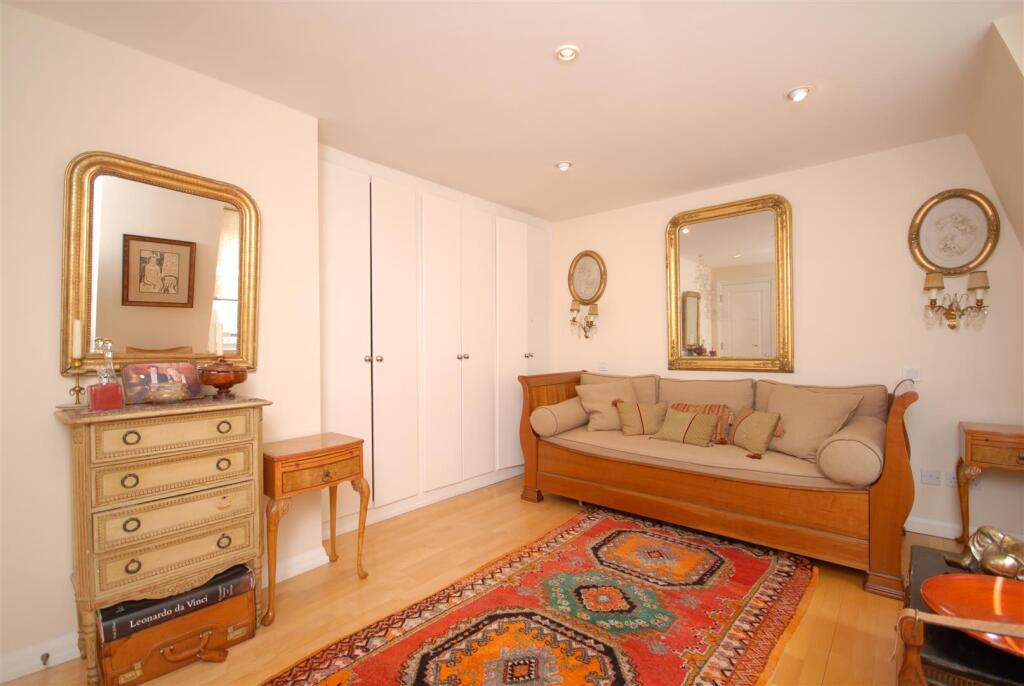 50 Queen's Gate Mews Bed 2 Hi-Res.jpg
