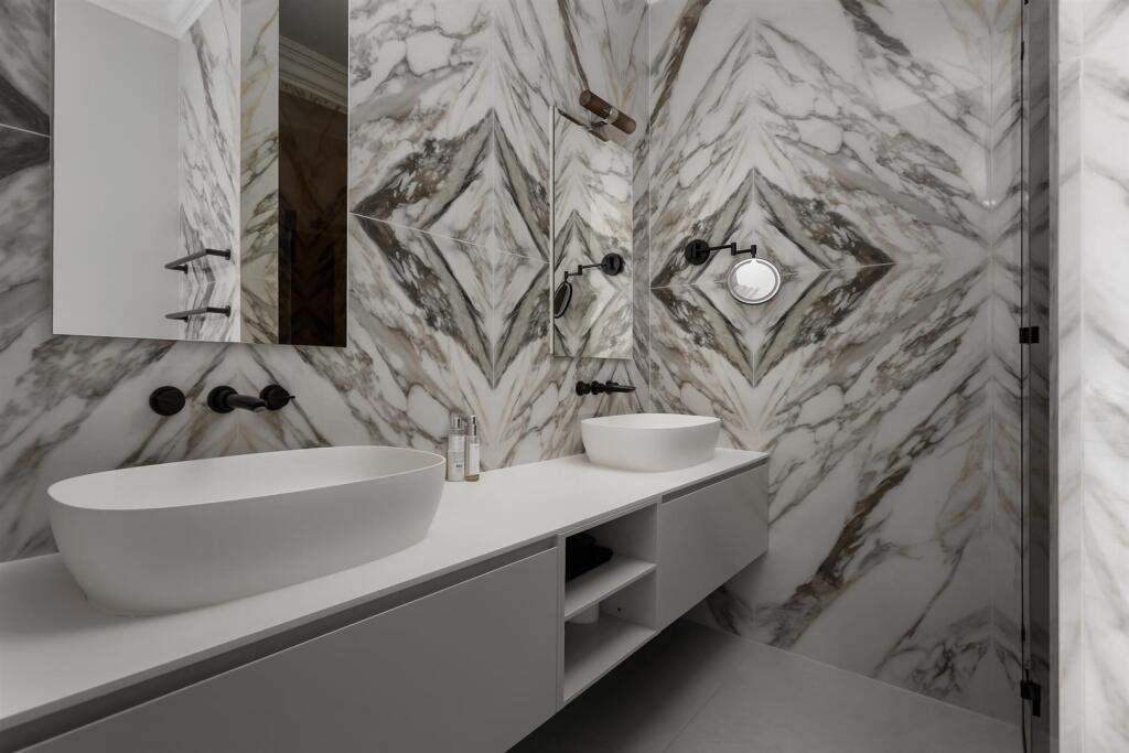 52 - Broadleas - GL50 2PU - Web.jpg