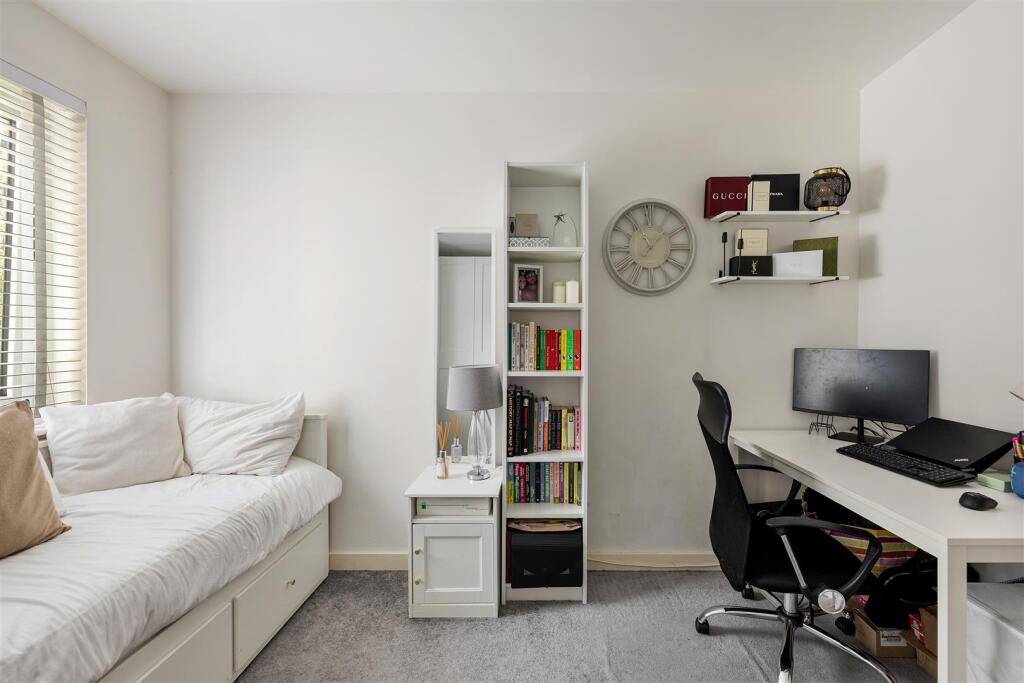 Merriam Close, E4
