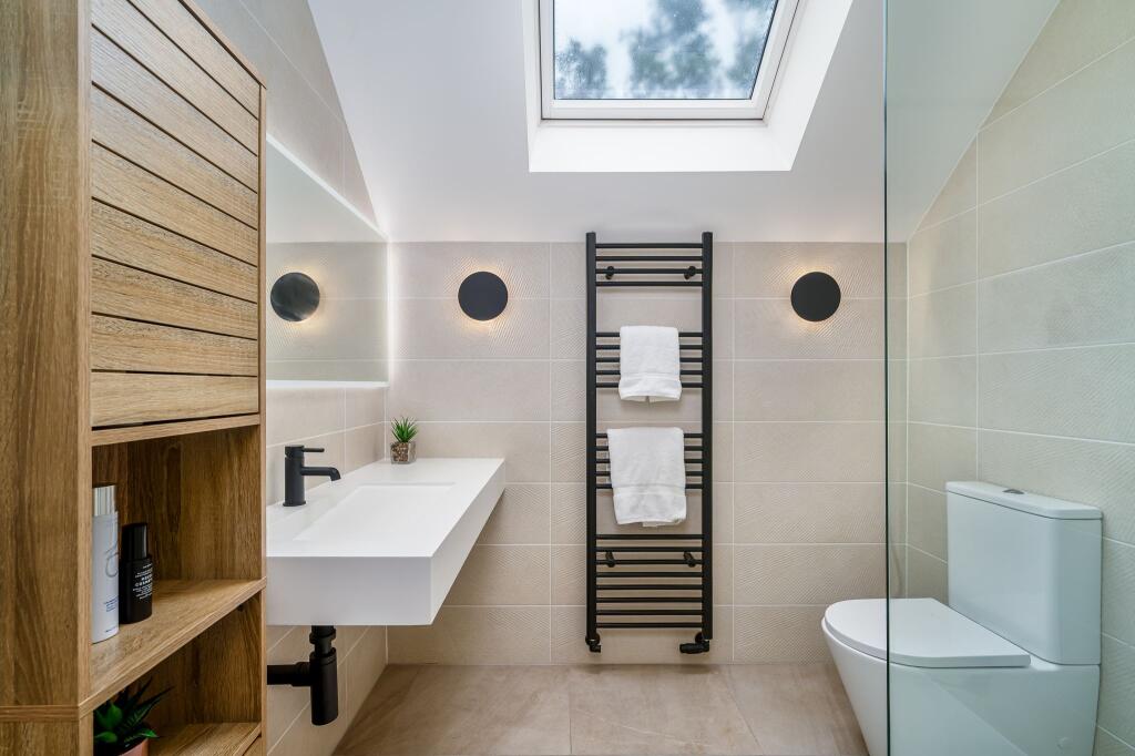 Master bedroom en-suite 