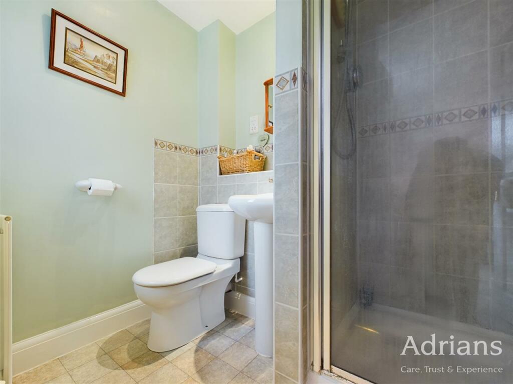 EN-SUITE SHOWER ROOM