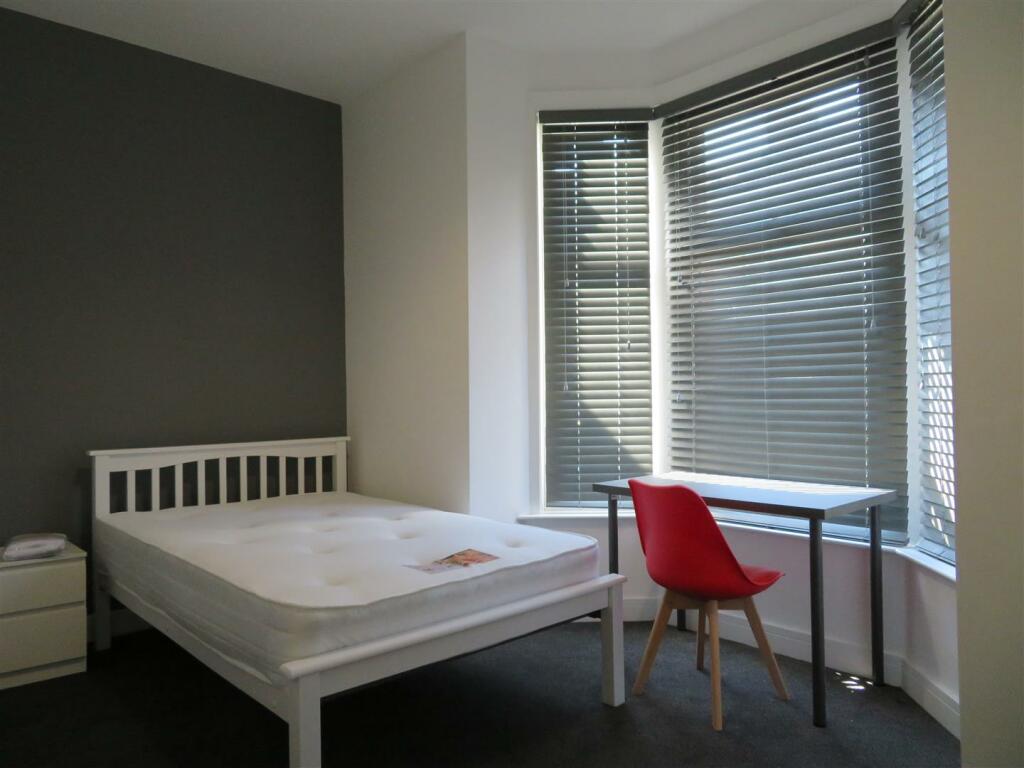 59 Manners Bed1.JPG