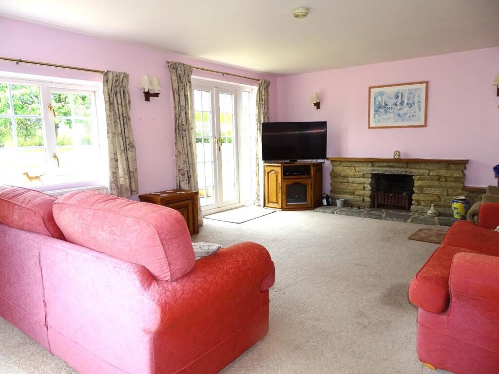 LARGE SITTING ROOM