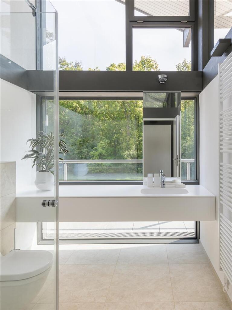 En-suite to Bedroom 2