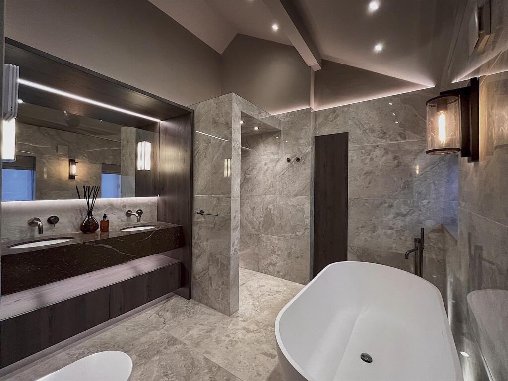 Farmhouse - Master En suite Night