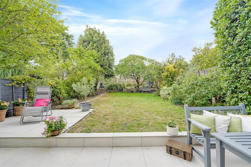 04-9e5083629-AP-J2IZ6V-9 Vallis Way-10.jpg