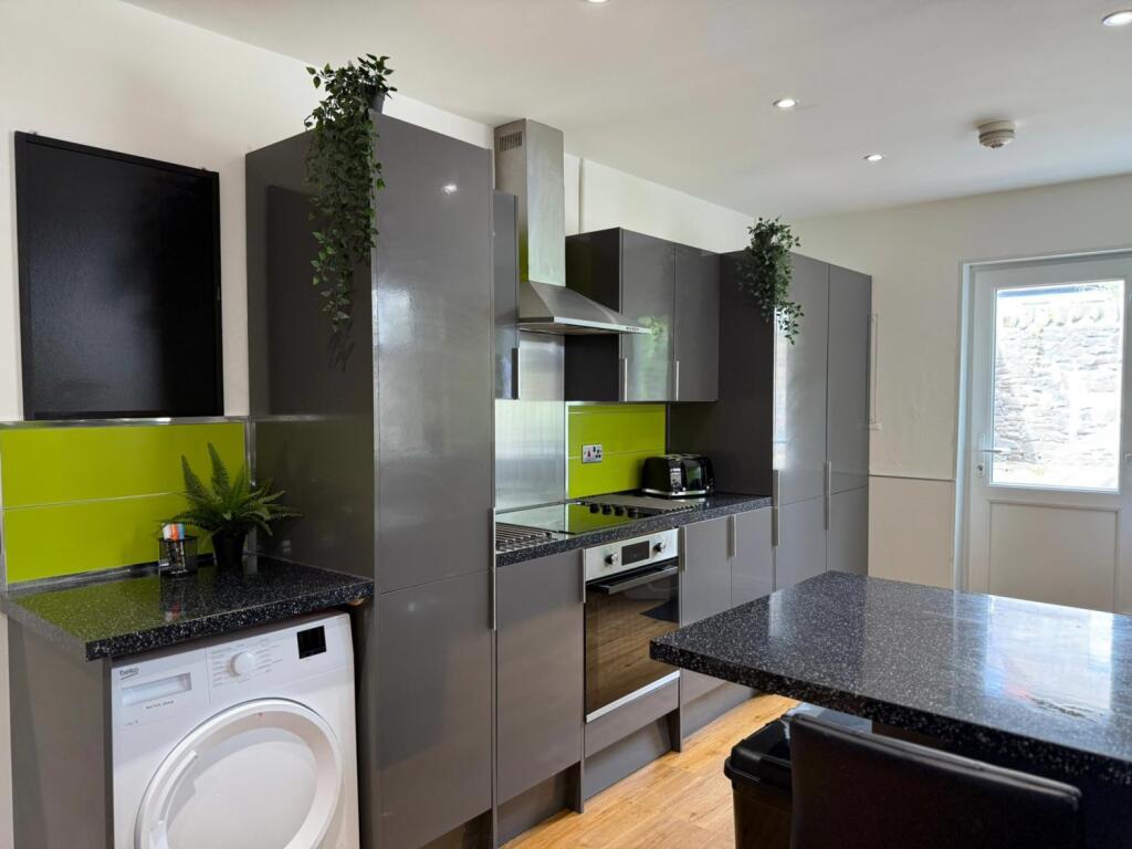 Call 02920 668585 to secure your viewing _18