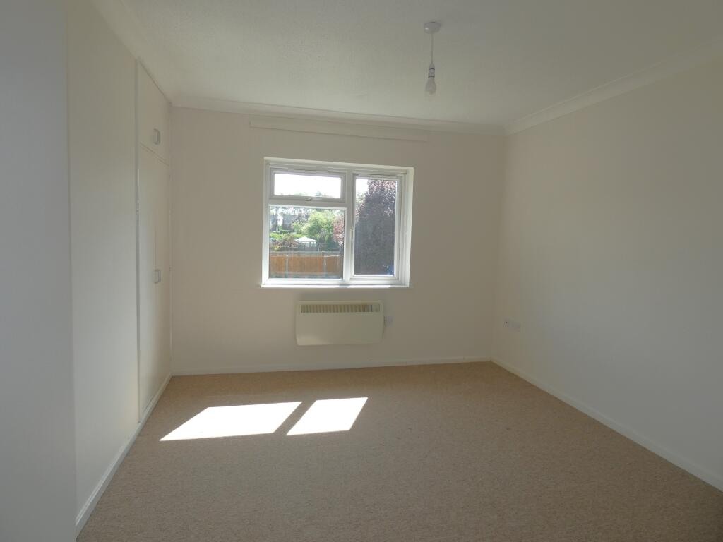 Pic 7 Bedroom One (1).JPG