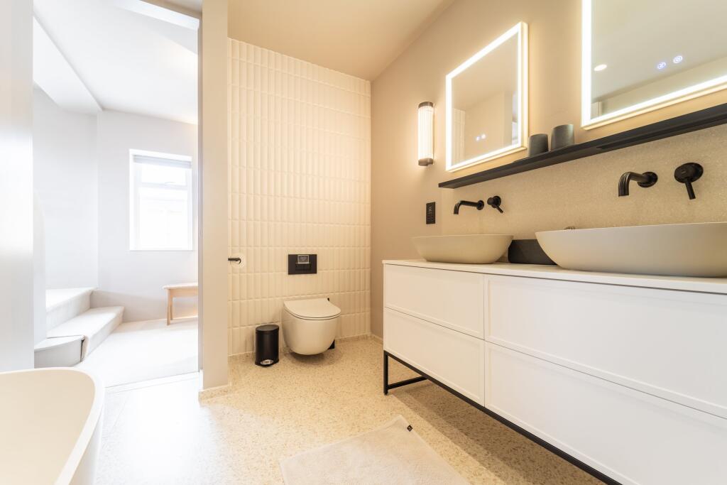 The Penthouse, Brist