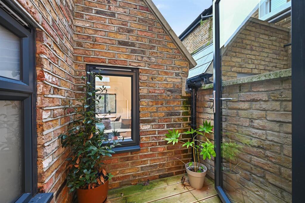 FB - GFF, 15 Bloemfontein Road - Courtyard1 (1).JP