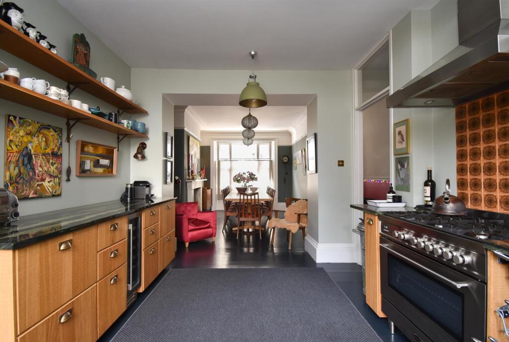 Kitchen &amp; dining room