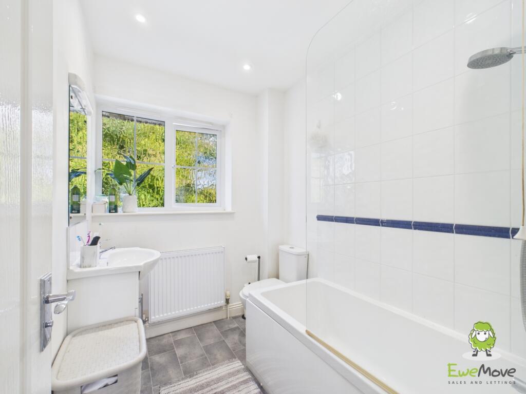 EweMove Estate Agents Basingstoke -Dundee Gardens 