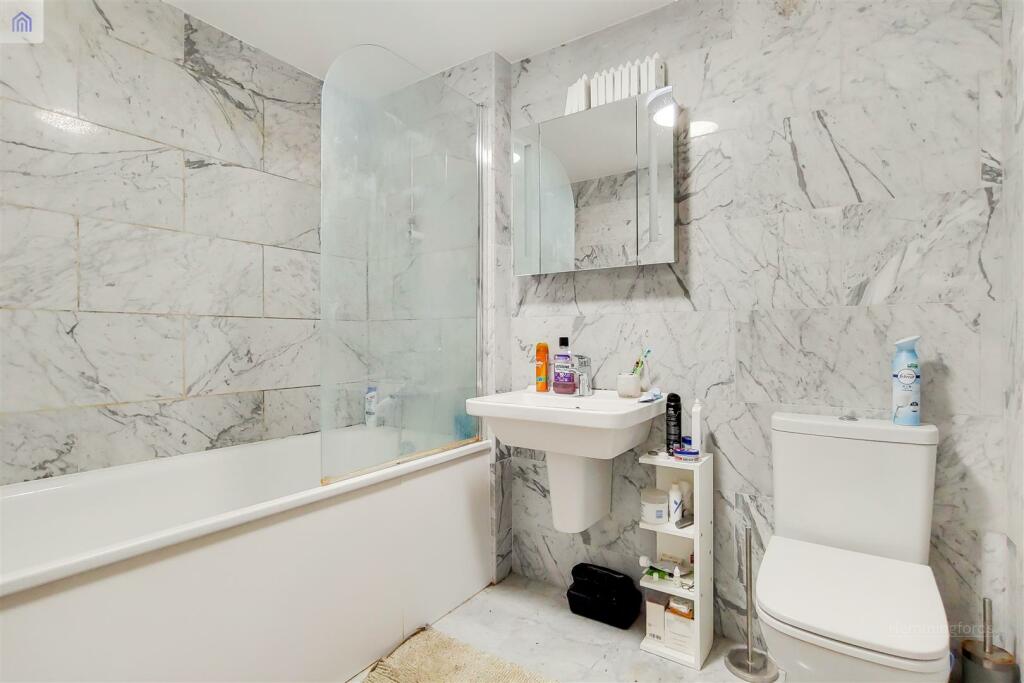 7_Bathroom-0.jpg