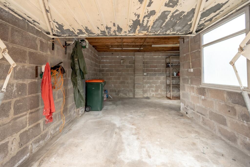 Otter Close-22