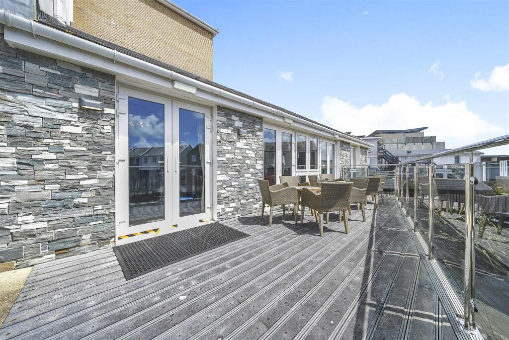 Owners Decking Area.jpg