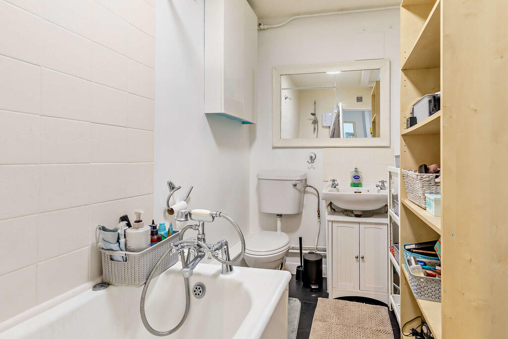 8638174-interior1...