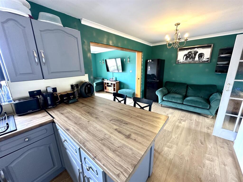 KITCHEN/DINING ROOM