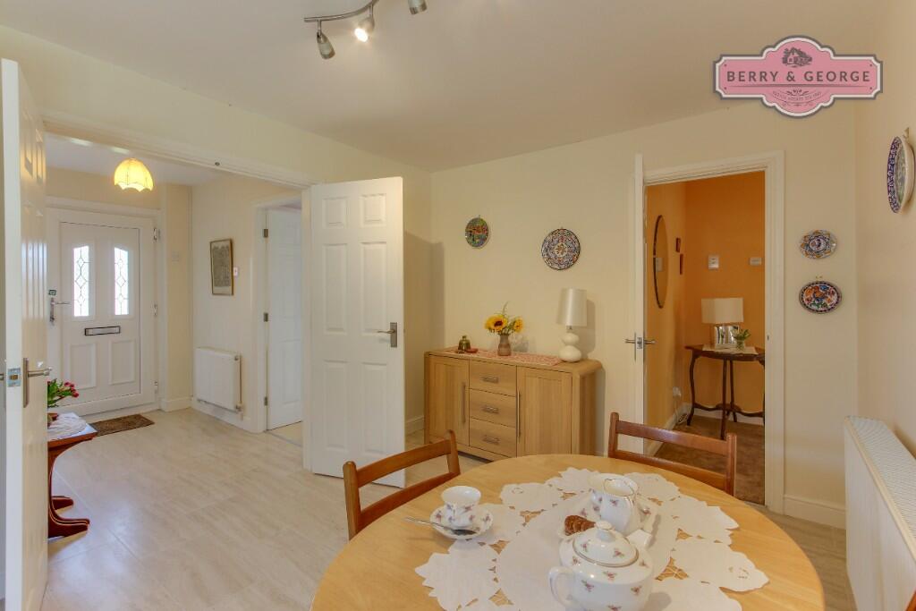 KITCHEN / DINING