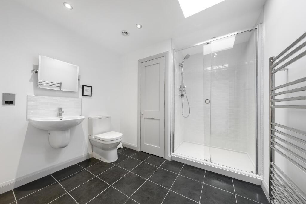 bathroom ()