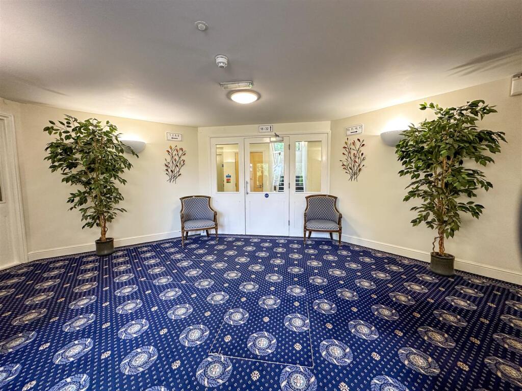 COMMUNAL ENTRANCE HALLWAY