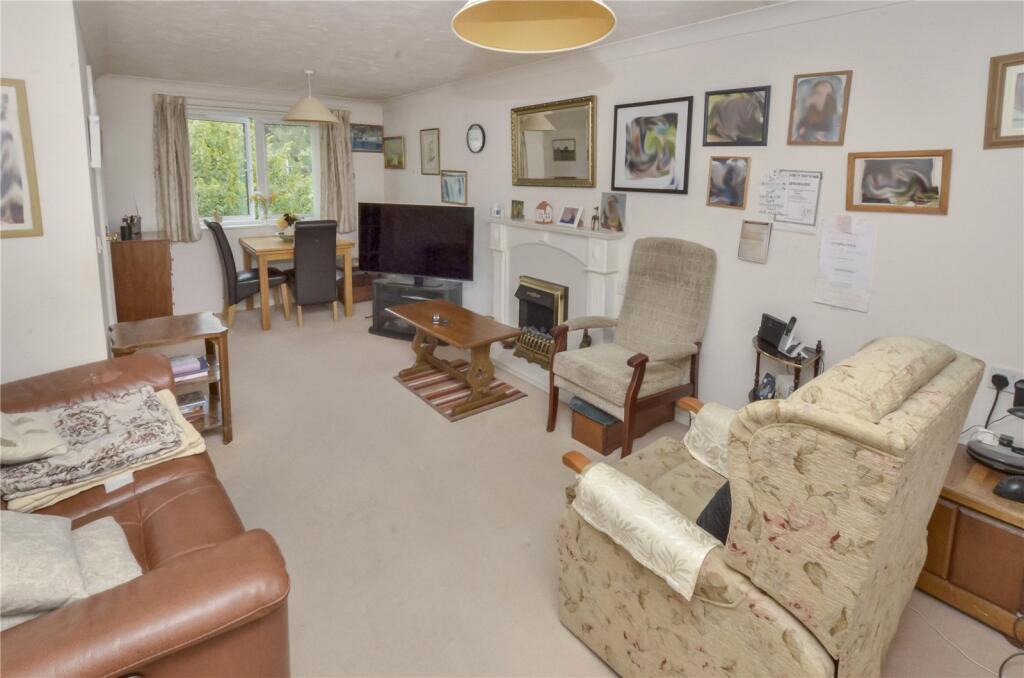 Lounge/Dining Room