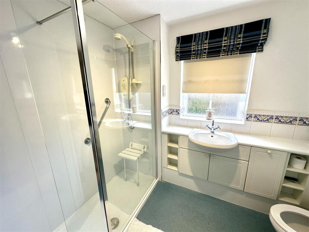 FAMILY SHOWER ROOM