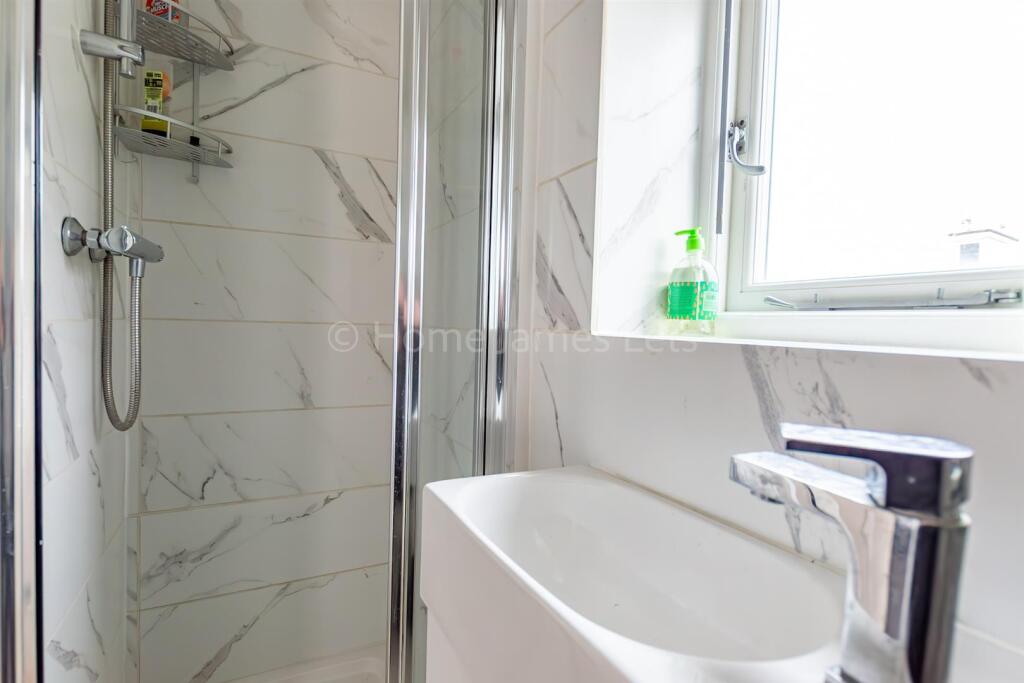 18575569 En-Suite (1).jpg