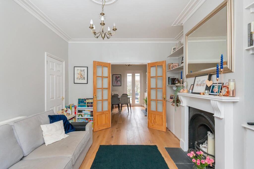 1G5SBR - Living Room B.jpg