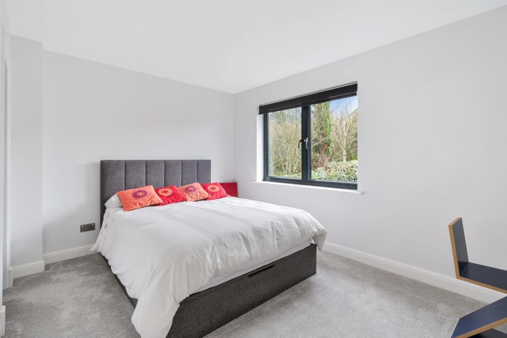 CUDDINGTON PARK CLOSE (24).jpg