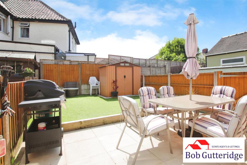 ENCLOSED REAR GARDEN