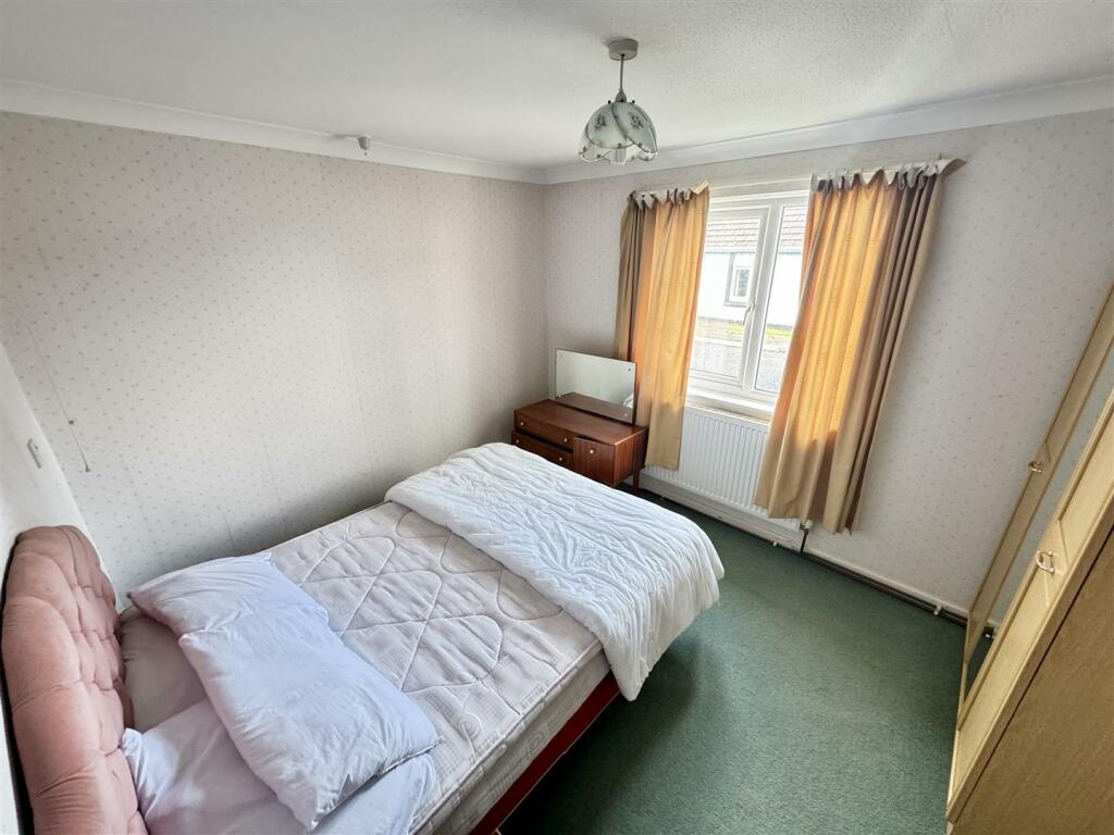 FRONT DOUBLE BEDROOM