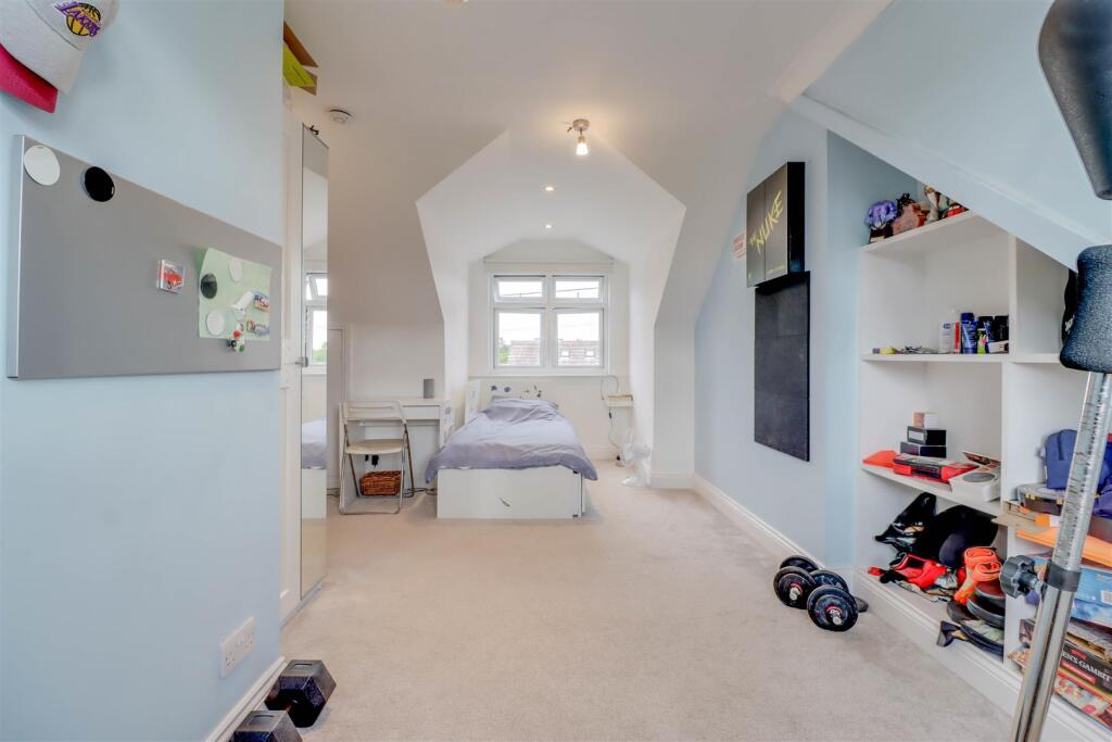 20 FANTON WALK WICKFORD INSIDE-12.jpg