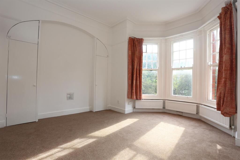 3, 27 Fourth Ave bed 1.jpg