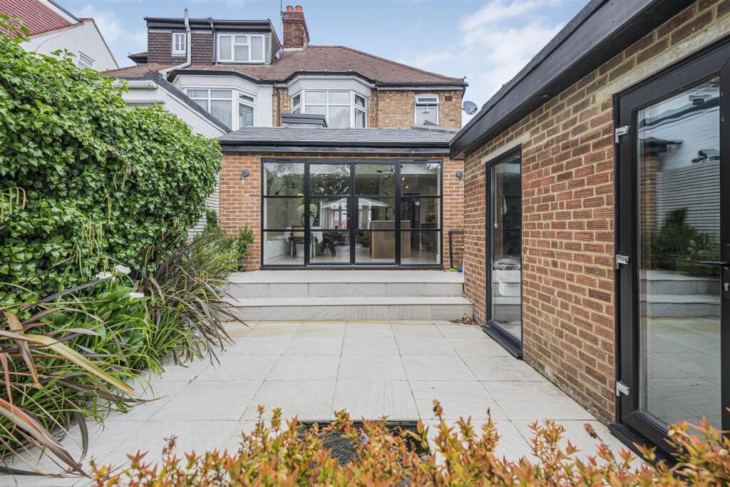 GARDEN (pic 2) &amp; REAR ELEVATION