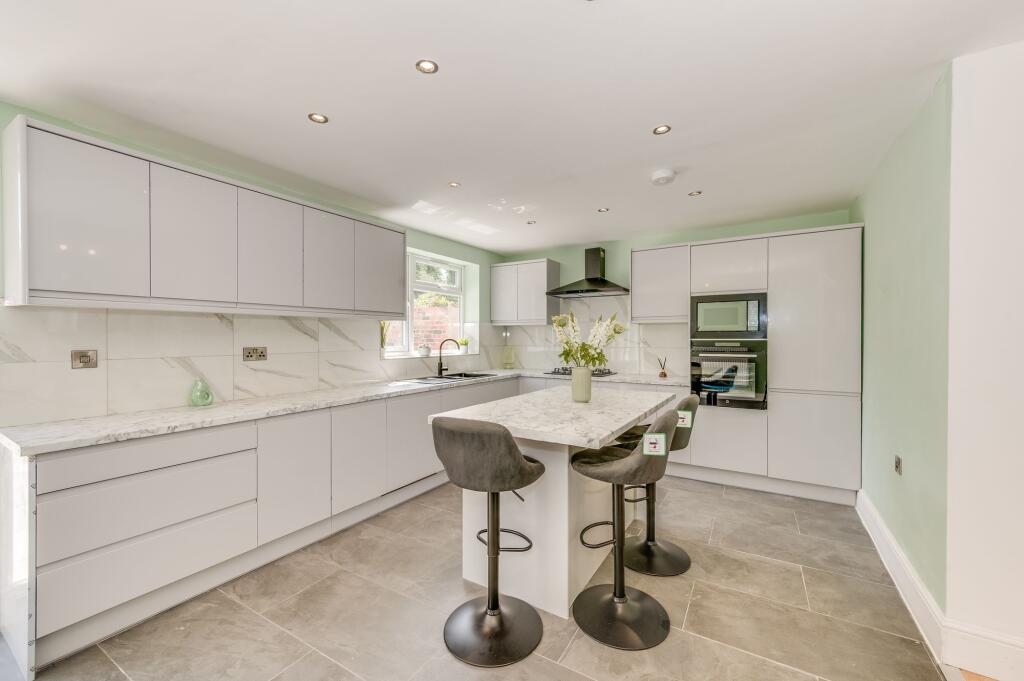 KITCHEN/BREAKFAST ROOM, DINER AND LOUNGE