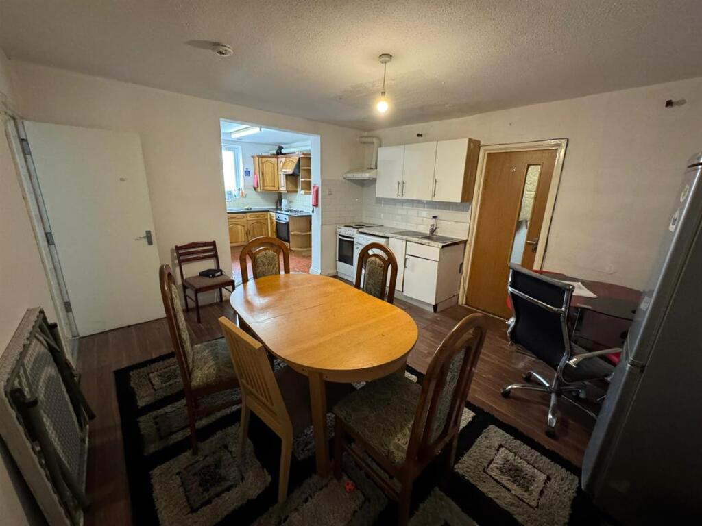 Room 6 (6).jpg