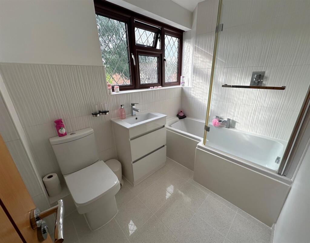 Bathroom 2.jpg