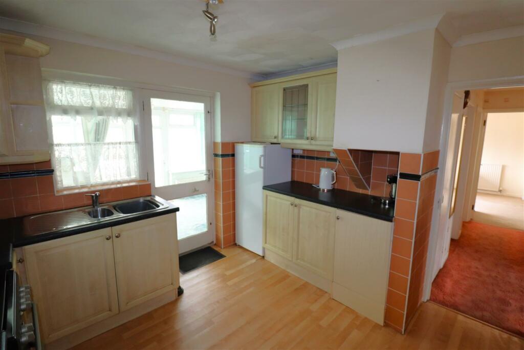 KITCHEN 2.JPG