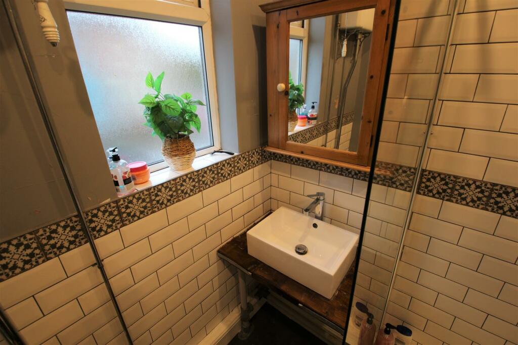 Bathroom 2.jpg