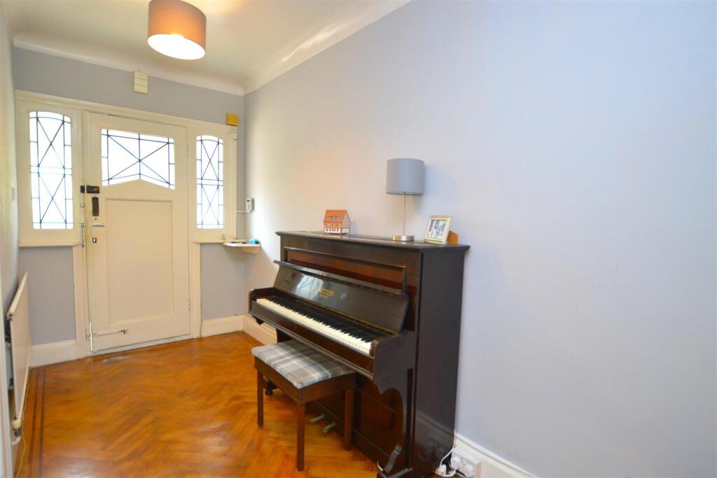 33 Strathearn Avenue hall.JPG