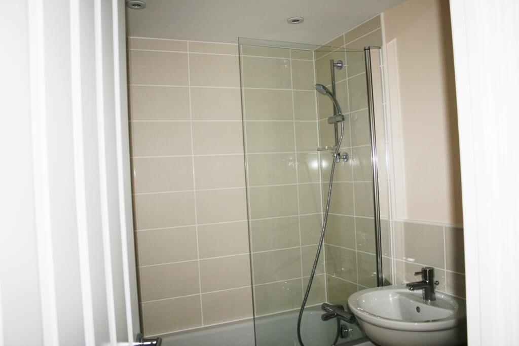 49 Roscoff Road, Dawlish - bathroom